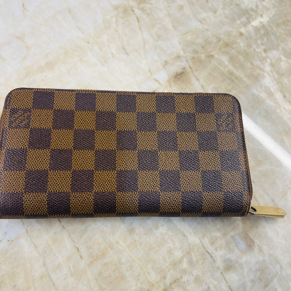 Louis Vuitton Brown Zippy Wallet.  Like new!